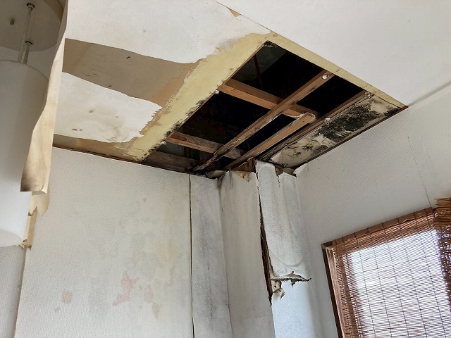 雨漏りで落下した天井